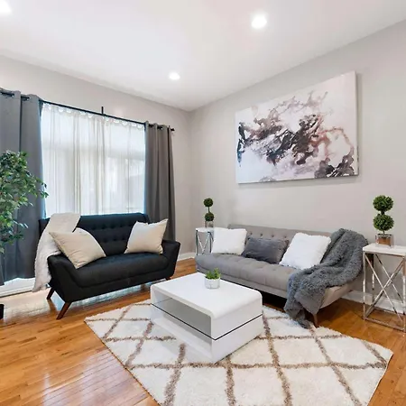 Holiday home Spacious Luxury Retreat 8 Bed Oasis With 6 Baths Chicago