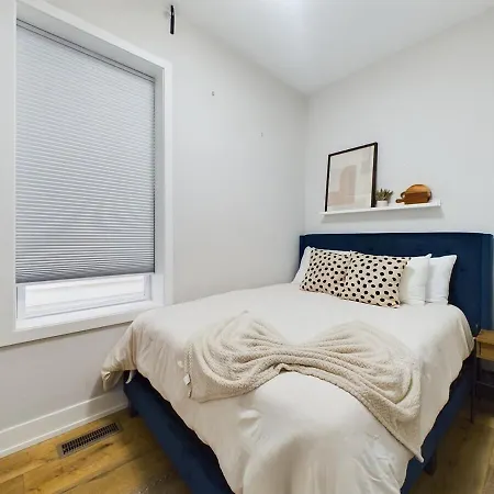 Chic 2br Top-floor Gem *