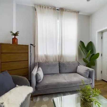 Chic 2br Top-floor Gem Apartment
