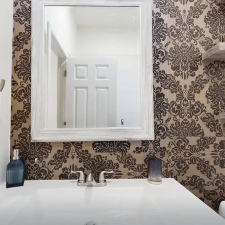 Vogue Bucktown 4 Bd 2 Ba *