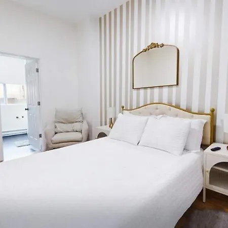 Vogue Bucktown 4 Bd 2 Ba * Chicago