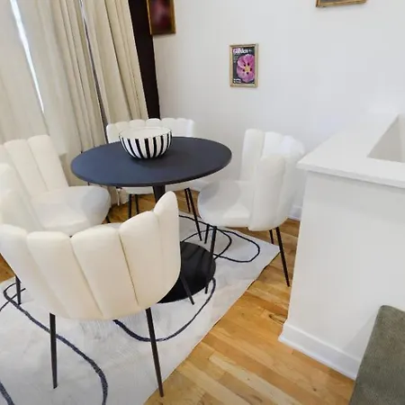Vogue Bucktown 4 Bd 2 Ba Apartment *