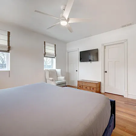 Holiday home Large With Outdoor Deck In Historic District *