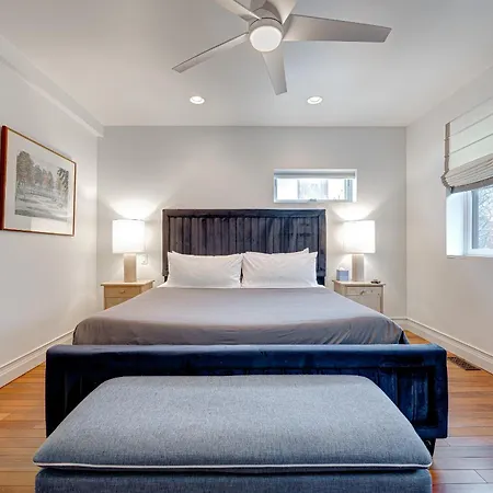 Large With Outdoor Deck In Historic District Chicago