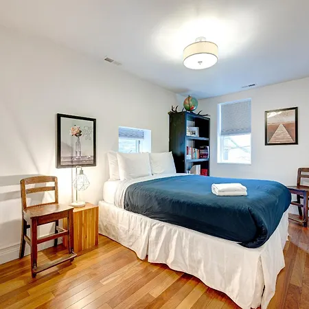 Large With Outdoor Deck In Historic District Chicago
