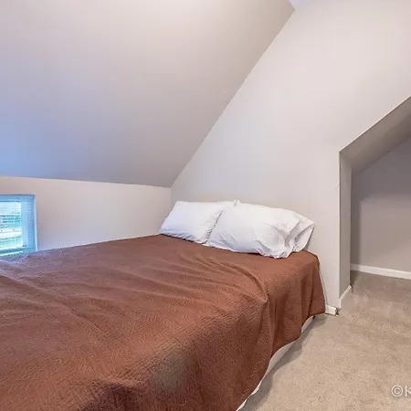 Entire Private Apartment, Near Downtown - Free Parking Apartment *