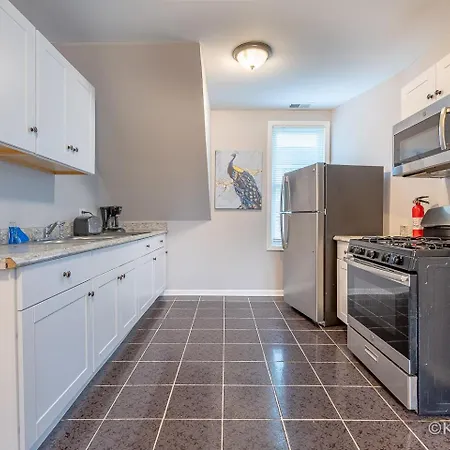 Apartment Entire Private Apartment, Near Downtown - Free Parking Chicago