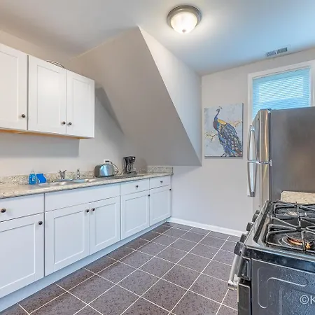 Entire Private Apartment, Near Downtown - Free Parking *