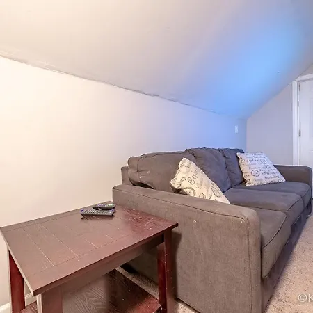 Entire Private Apartment, Near Downtown - Free Parking Apartment *