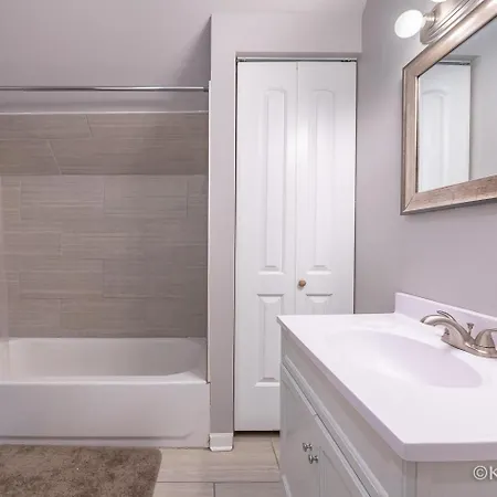 Entire Private Apartment, Near Downtown - Free Parking *