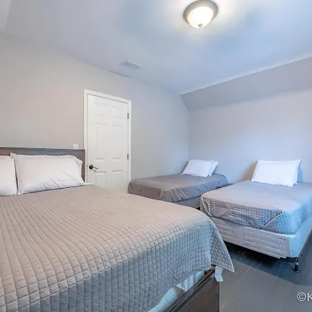 Entire Private Apartment, Near Downtown - Free Parking
