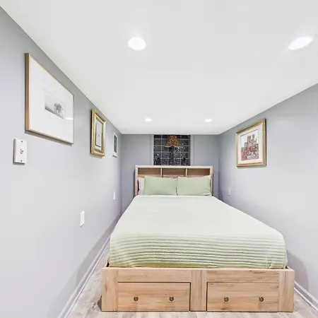 The Dugout In Wrigleyville Apartment Chicago
