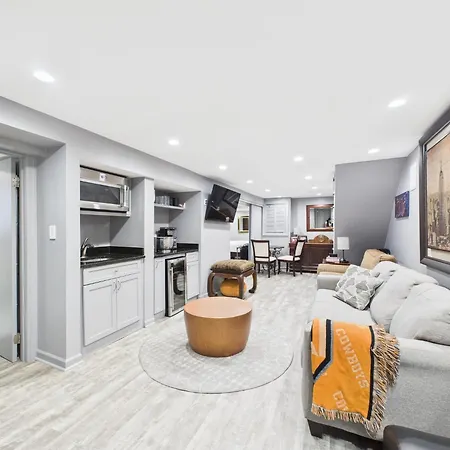 The Dugout In Wrigleyville Apartment Chicago