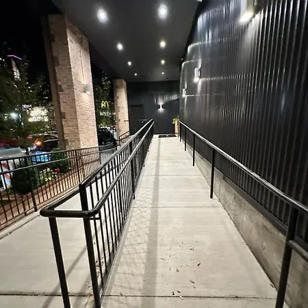 Apartment River North Private Balcony With In And Out Parking *