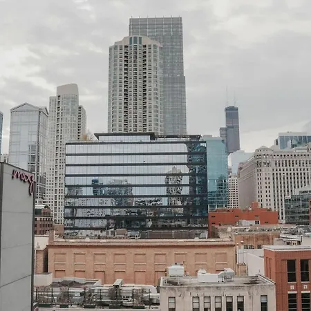 Apartment River North Private Balcony With In And Out Parking