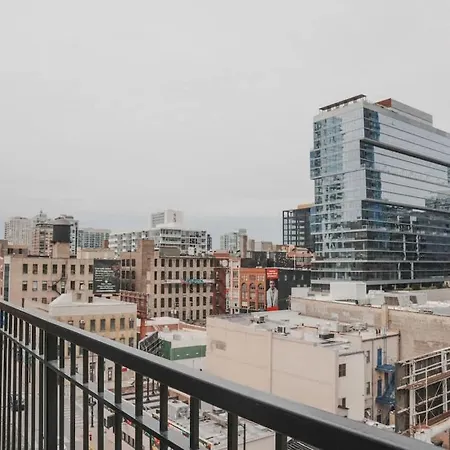 Apartment River North Private Balcony With In And Out Parking *