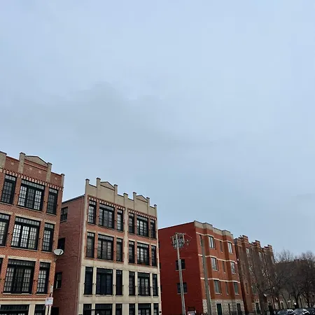 Classic Edifice Near United Center And Downtown Apartment