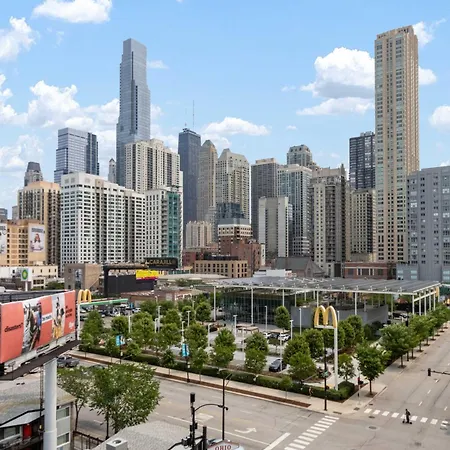 Apartment River North Private Deck With In And Out Parking *
