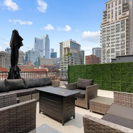 Apartment River North Private Deck With In And Out Parking Chicago