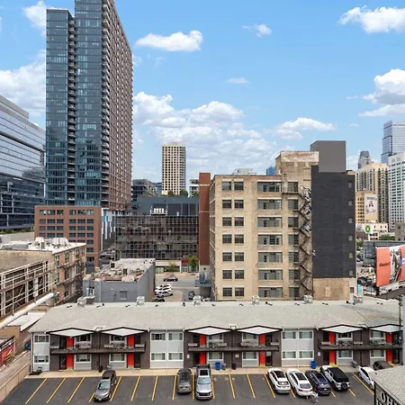 Apartment River North Private Deck With In And Out Parking