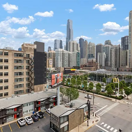 River North Private Deck With In And Out Parking Apartment *
