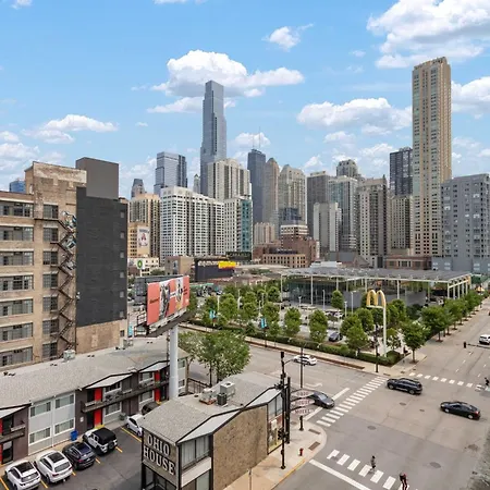 Apartment River North Private Deck With In And Out Parking