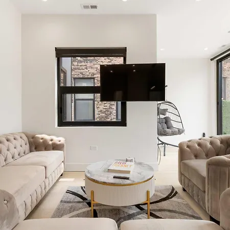 River North Private Deck With In And Out Parking Apartment *