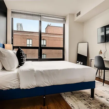 Boulevard 5 Mins To Magnificent Mile & River North Apartment