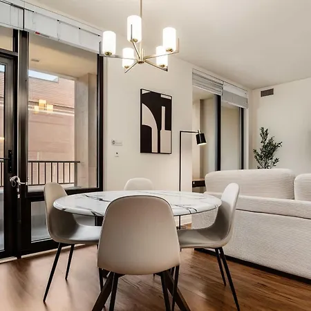Boulevard 5 Mins To Magnificent Mile & River North Apartment