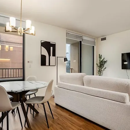 Apartment Boulevard 5 Mins To Magnificent Mile & River North *