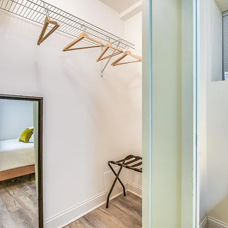 1 Mi To Of Urban Escape! Apartment