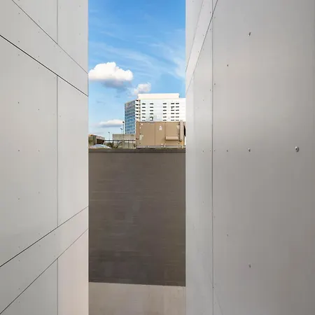 Group-ready 3br Sleek Design & Great Location Hotel