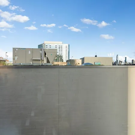 Group-ready 3br Sleek Design & Great Location Hotel