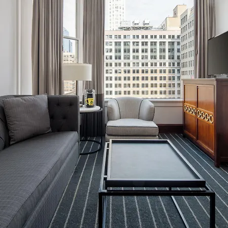 Hotel Staypineapple, An Iconic Hotel, The Loop Chicago