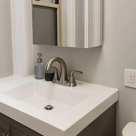 Radiant 2br Near Shops - Springfield 04-2 Apartment Chicago