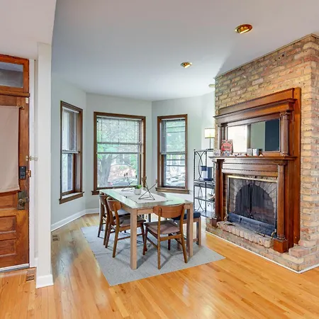 Pet-friendly With Pool Table Walk To Wrigley Field Holiday home *