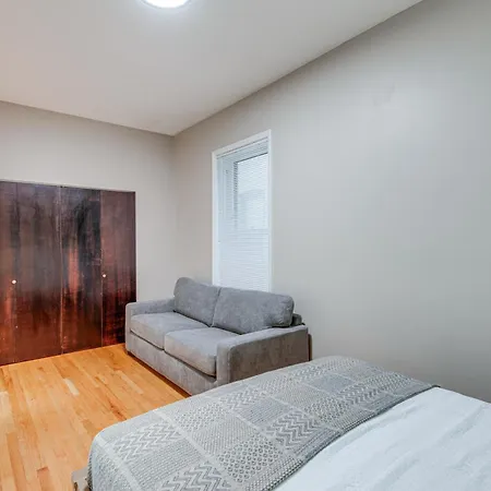 Pet-friendly With Pool Table Walk To Wrigley Field Holiday home