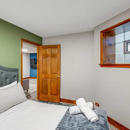 Pet-friendly With Pool Table Walk To Wrigley Field *