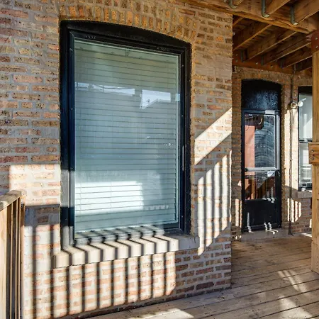 Pet-friendly With Pool Table Walk To Wrigley Field Holiday home *