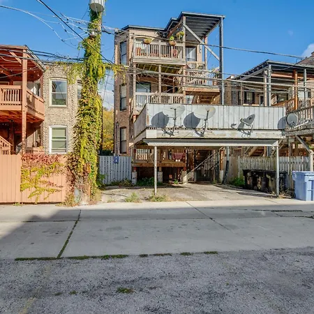 Pet-friendly With Pool Table Walk To Wrigley Field Holiday home *