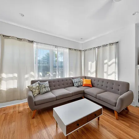 Getaway With Pool Table & Modern Comfort Holiday home Chicago