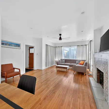 Getaway With Pool Table & Modern Comfort Holiday home *