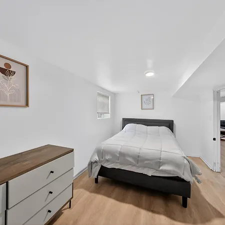 Getaway With Pool Table & Modern Comfort Holiday home Chicago