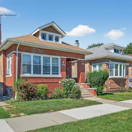 Holiday home Getaway With Pool Table & Modern Comfort Chicago