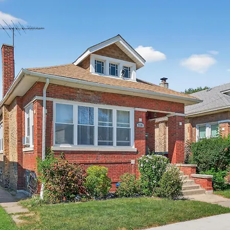 Getaway With Pool Table & Modern Comfort * Chicago
