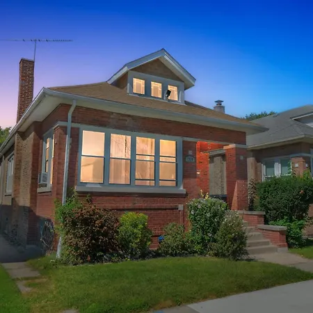Getaway With Pool Table & Modern Comfort Holiday home Chicago