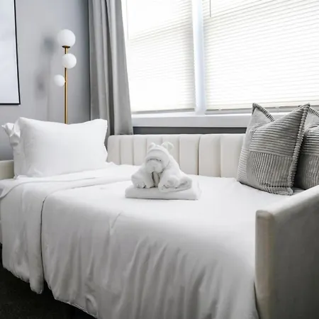 Apartment Sleeps7 • 2br • Coffee Station • Backyard W/ Grill