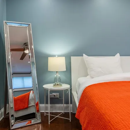 Holiday home 3-story Townhome Free Parking Private Patio Washer-dryer