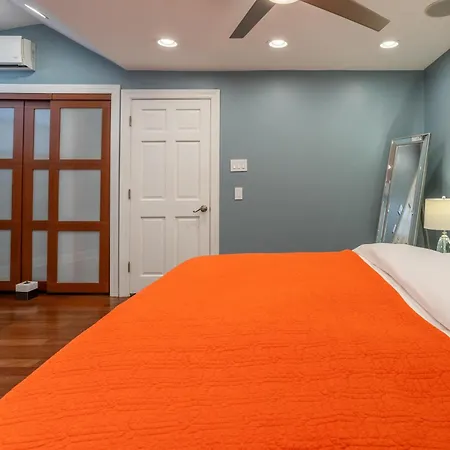 Holiday home 3-story Townhome Free Parking Private Patio Washer-dryer Chicago