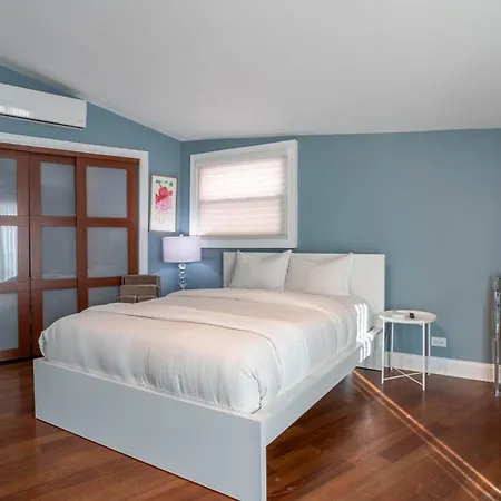 3-story Townhome Free Parking Private Patio Washer-dryer